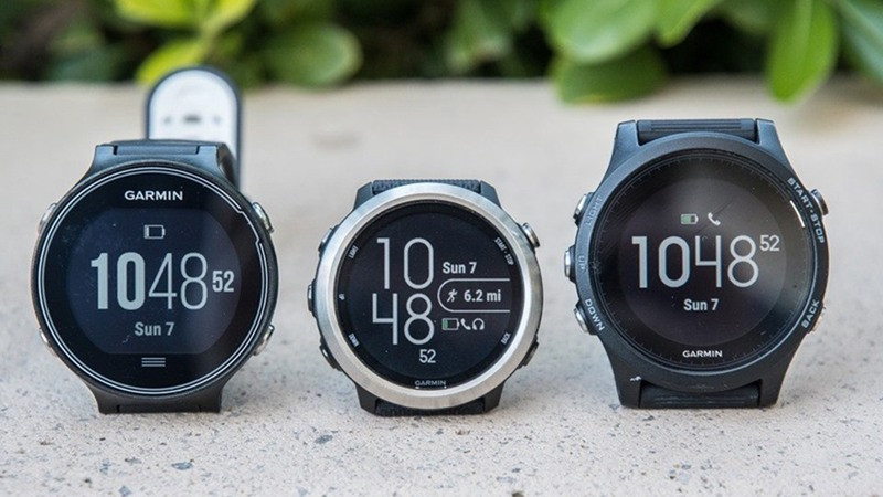 Đồng hồ đo huyết áp Garmin với giao diện hiển thị chỉ số sức khỏe rõ ràng