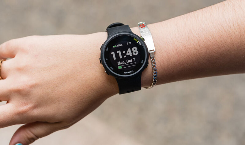Đồng hồ đo huyết áp Garmin Forerunner 45 với thiết kế năng động