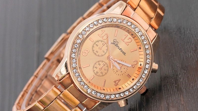 Vỏ kim loại sáng của đồng hồ Geneva BQ161