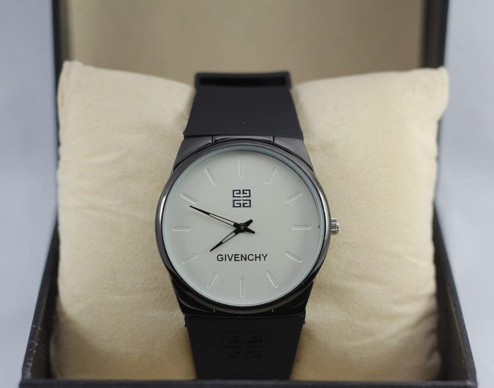 Mẫu đồng hồ Givenchy nam mặt vuông, thể hiện sự mạnh mẽ và cá tính, là một lựa chọn nổi bật trong phân khúc đồng hồ Givenchy giá bao nhiêu