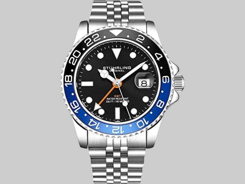 Mẫu đồng hồ 4 kim hiển thị 24 múi giờ trên vành bezel, mang lại sự đơn giản và tinh tế