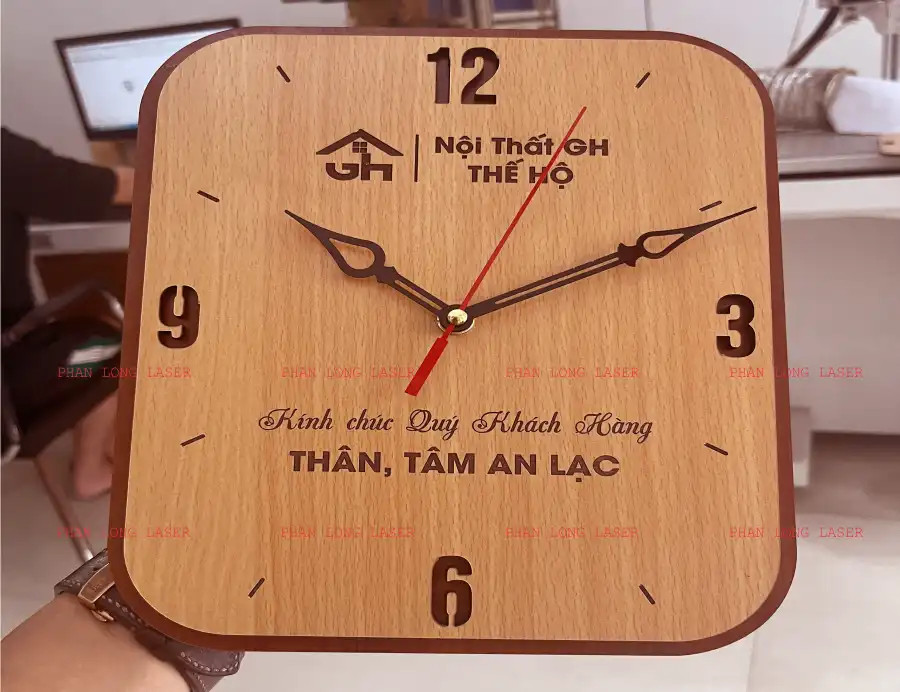Đồng hồ gỗ khắc tên, quà tặng tri ân khách hàng và doanh nghiệp, thể hiện sự độc đáo.
