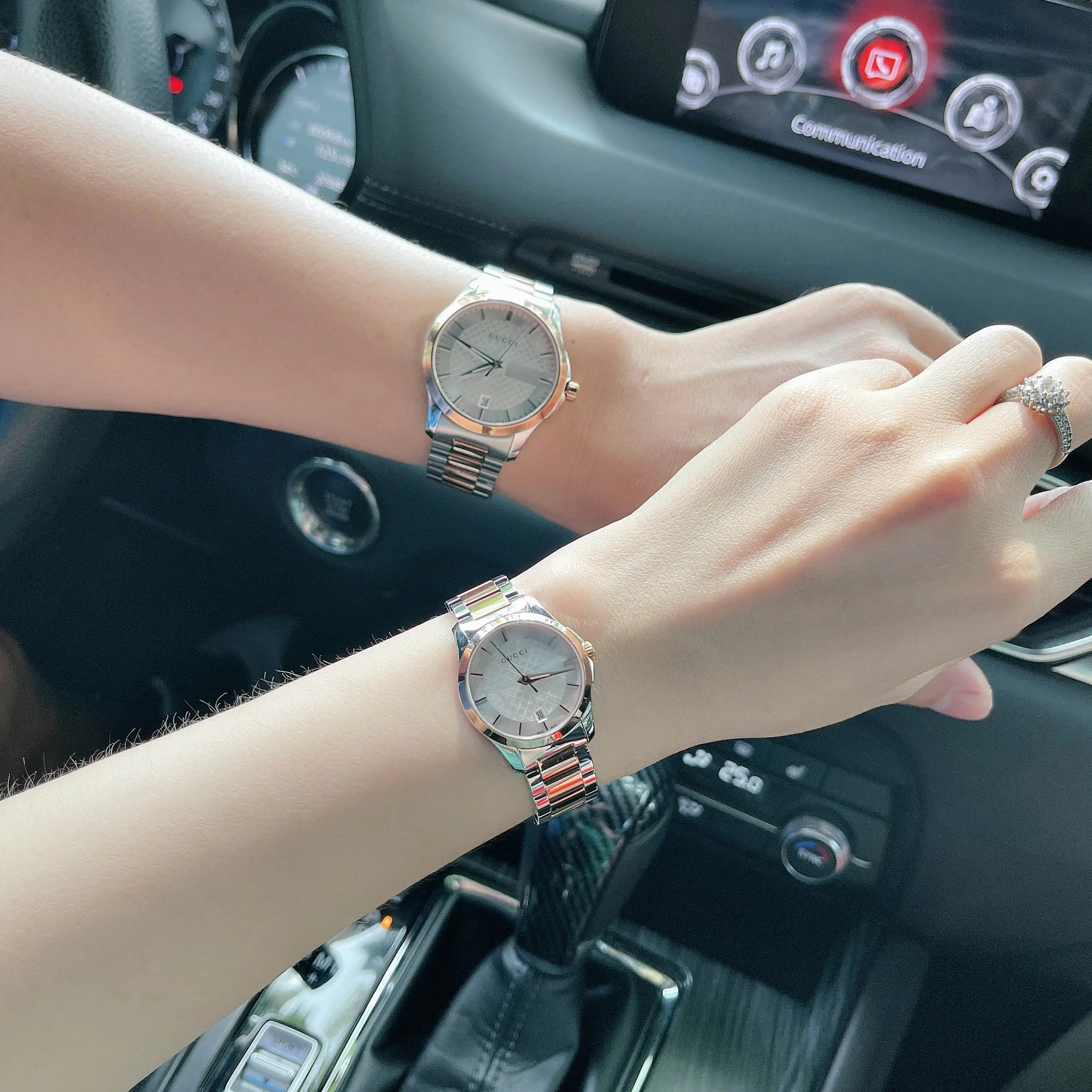 Cặp đồng hồ đôi Gucci chính hãng G-Timeless YA126563 và YA126474 tạo phong cách sang trọng cho các cặp đôi