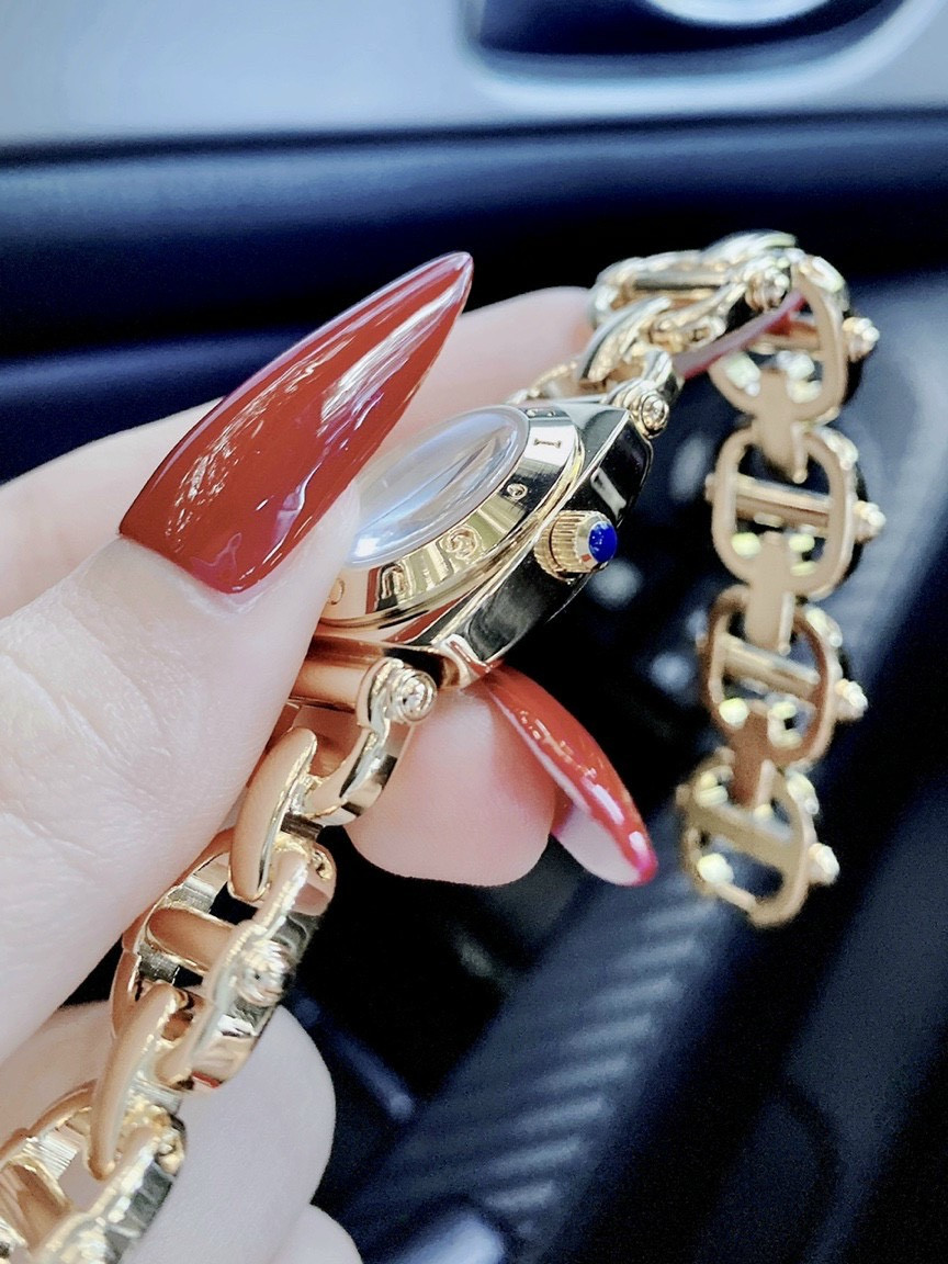 Đồng hồ nữ Gucci dây vàng - biểu tượng của sự sang trọng