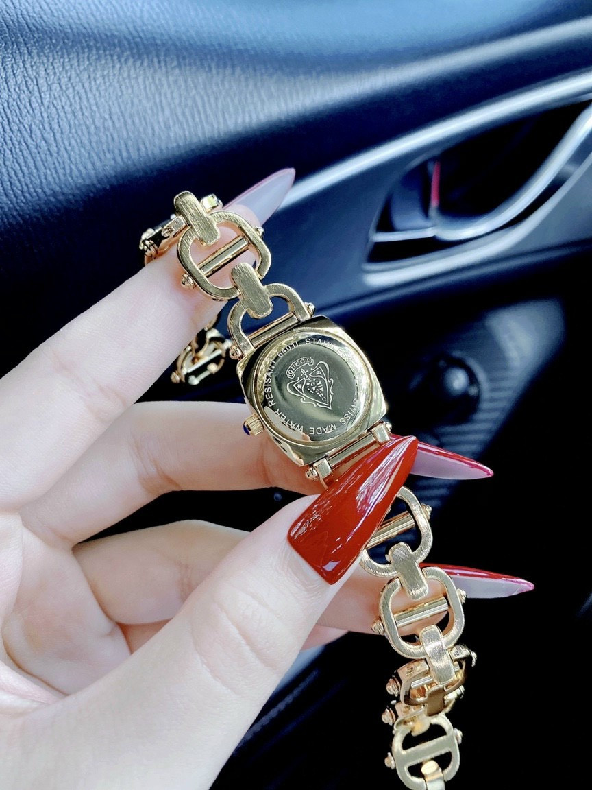 Mẫu đồng hồ nữ Gucci dây vàng dạng lắc tay đẳng cấp
