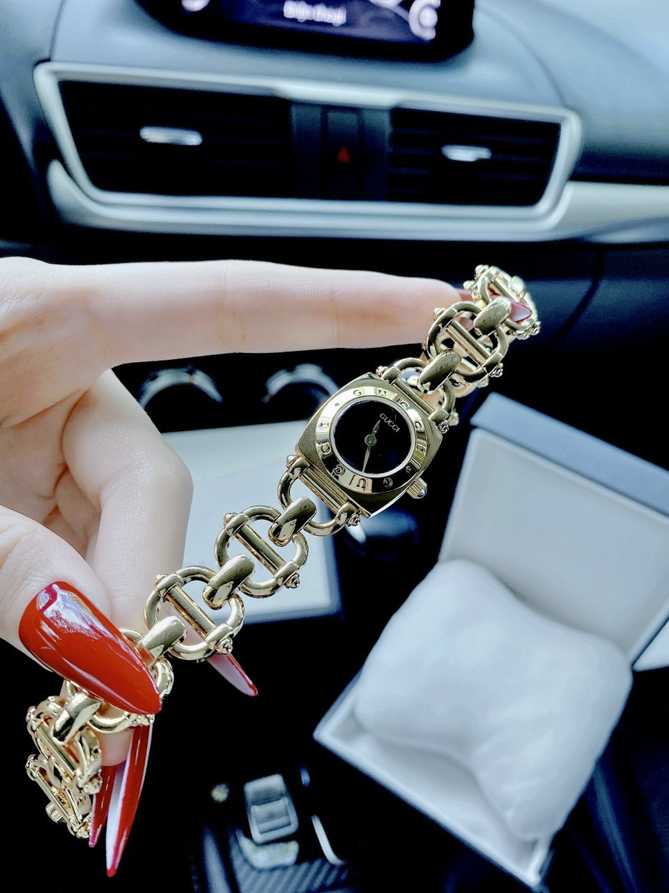 Đồng hồ nữ Gucci dây vàng mặt đen cá tính