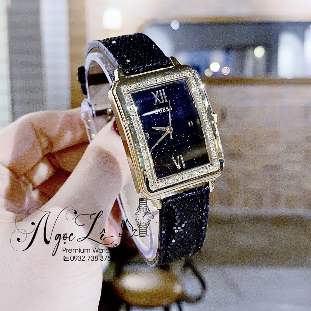 Góc nhìn tổng thể đồng hồ Guess mặt vuông dây da nữ tính
