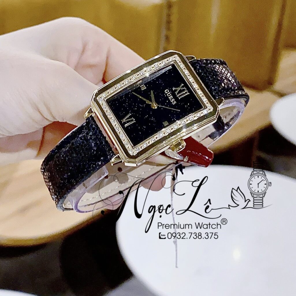 Đồng hồ đeo tay Guess mặt vuông trên tay