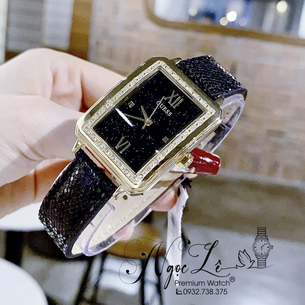 Kiểm tra độ hoàn thiện của đồng hồ Guess dây da