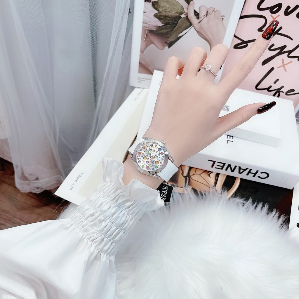 Đồng hồ Guess nữ màu trắng mặt tròn đính đá khi đeo tạo phong cách cá tính