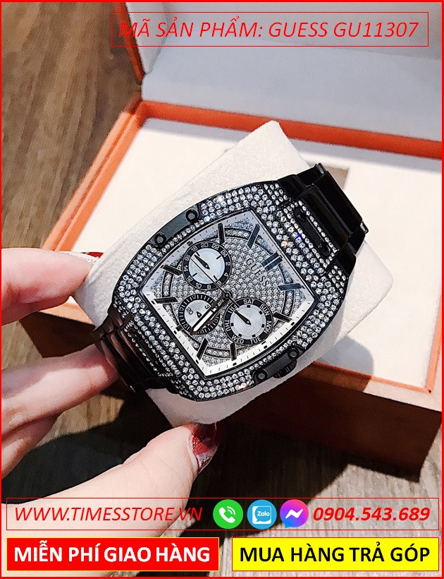 Cận cảnh mặt số đồng hồ nam mặt chữ nhật đính đá Guess