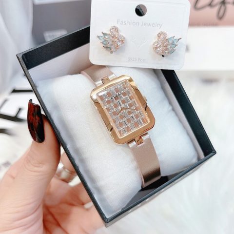 Đồng hồ Guess nữ mặt chữ nhật dây da màu nâu sang trọng