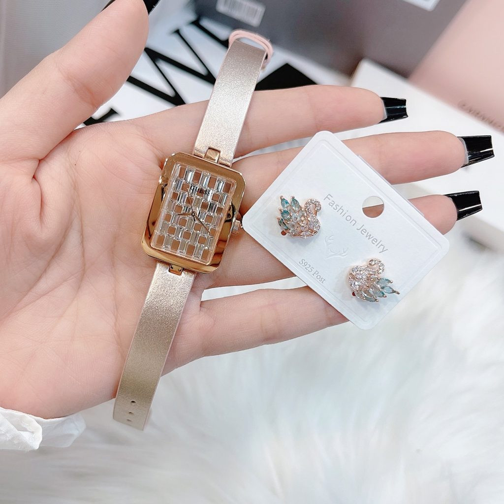 Chiếc đồng hồ Guess nữ mặt chữ nhật đính đá lấp lánh, thiết kế tinh xảo