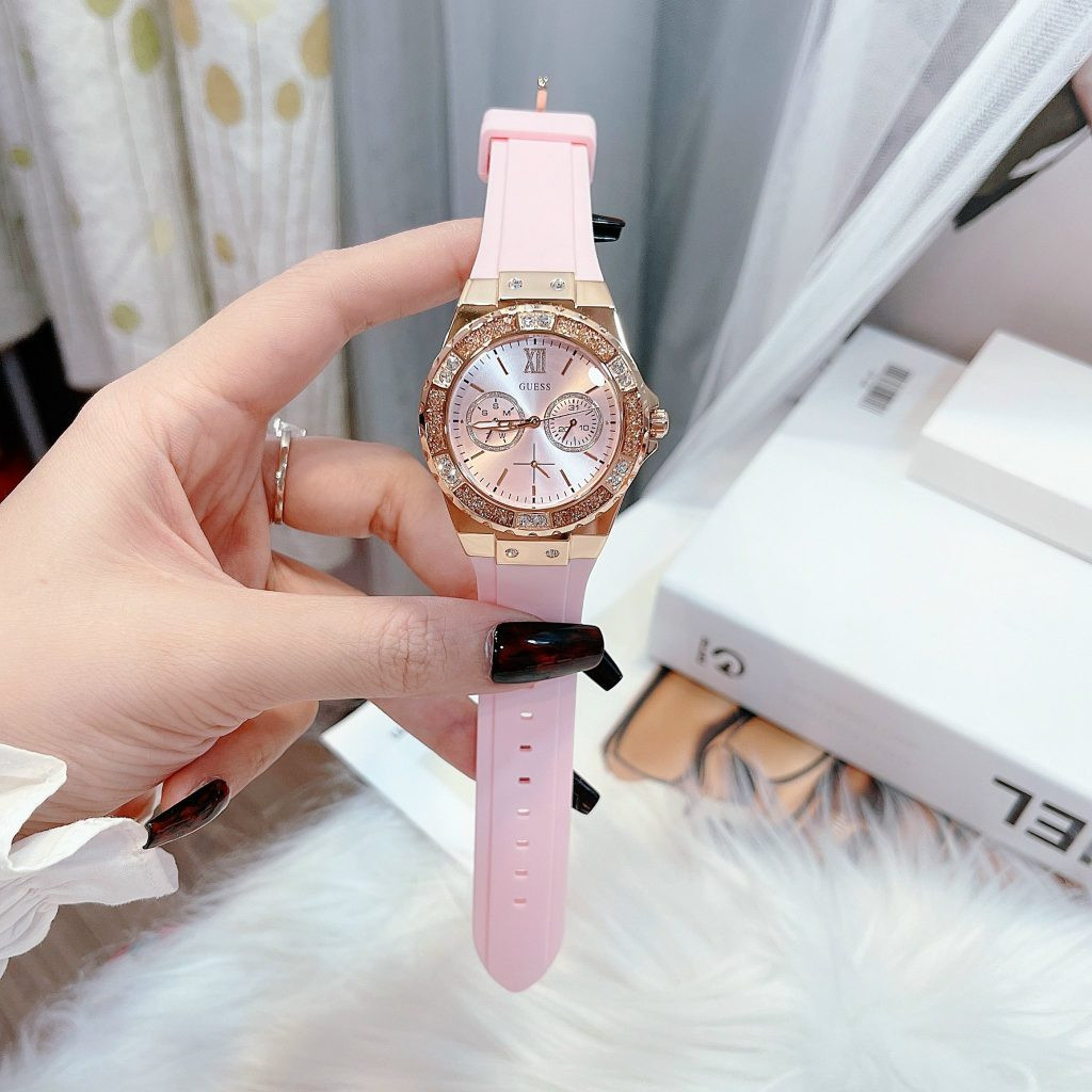 Đồng hồ nữ Guess màu hồng dây cao su khi lên tay