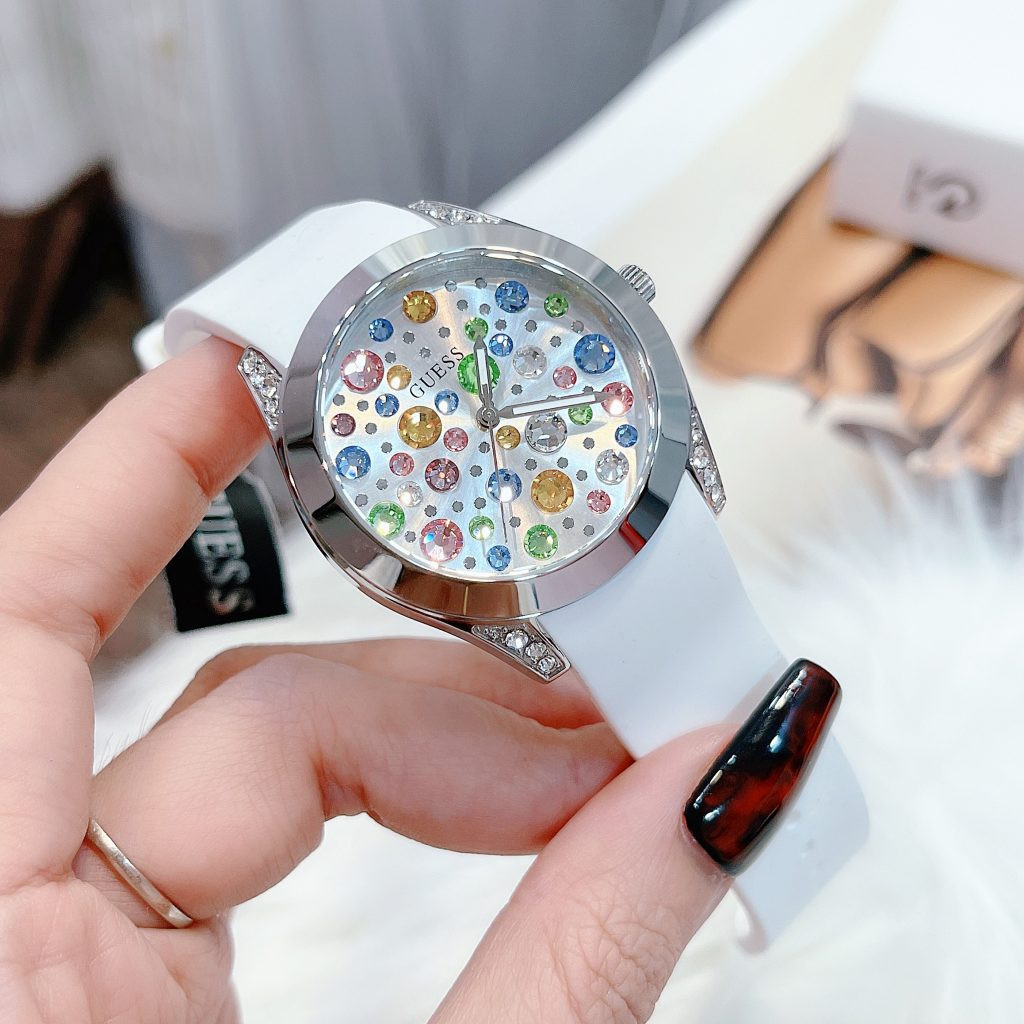 Thiết kế đồng hồ Guess nữ màu trắng dây cao su tinh tế, hiện đại