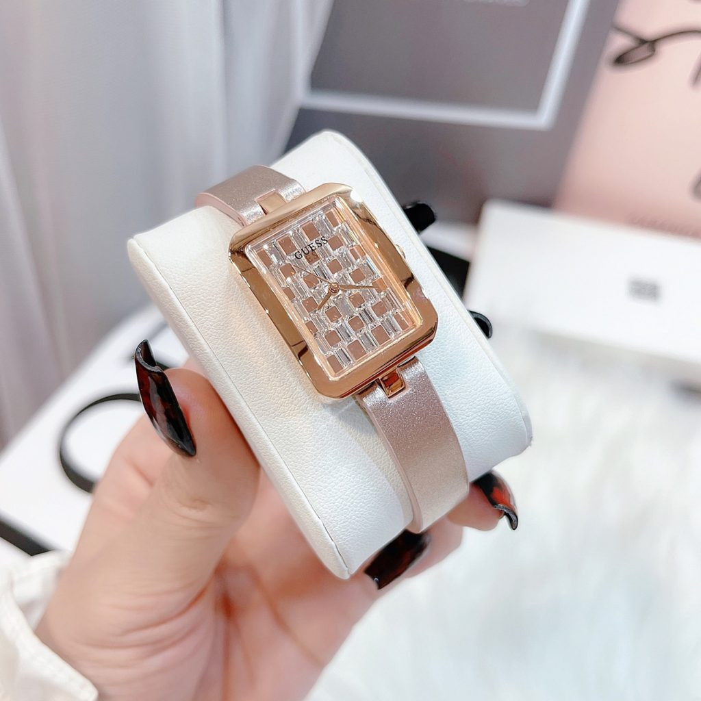 Cận cảnh đồng hồ Guess nữ mặt chữ nhật với dây da màu đen cá tính