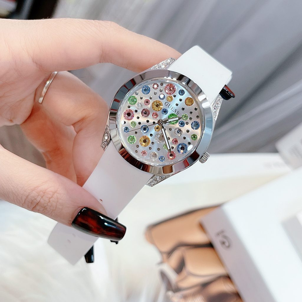 Cận cảnh đồng hồ Guess nữ màu trắng đính đá với các chi tiết sắc sảo