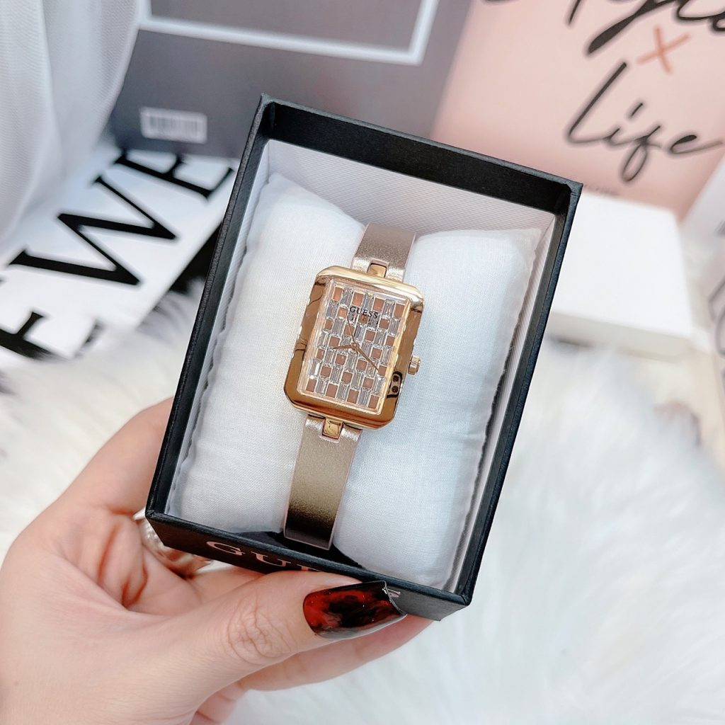 Một mẫu đồng hồ Guess nữ mặt chữ nhật tinh tế với thiết kế tối giản