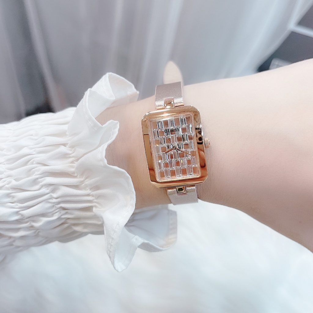 Đồng hồ Guess nữ mặt chữ nhật với viền vàng hồng và mặt số đơn giản