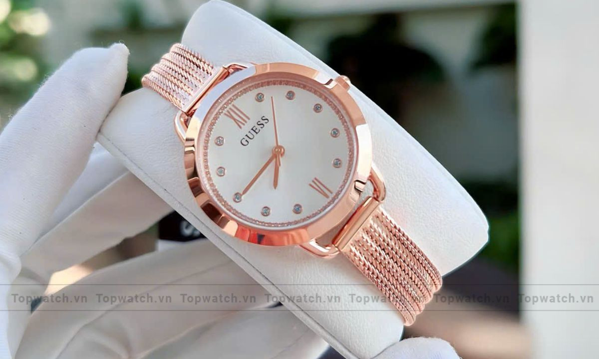 Mẫu đồng hồ Guess Quartz GW0524L3 với mặt tròn và dây lưới rose gold, minh họa một trong những mẫu đồng hồ Guess ấn tượng