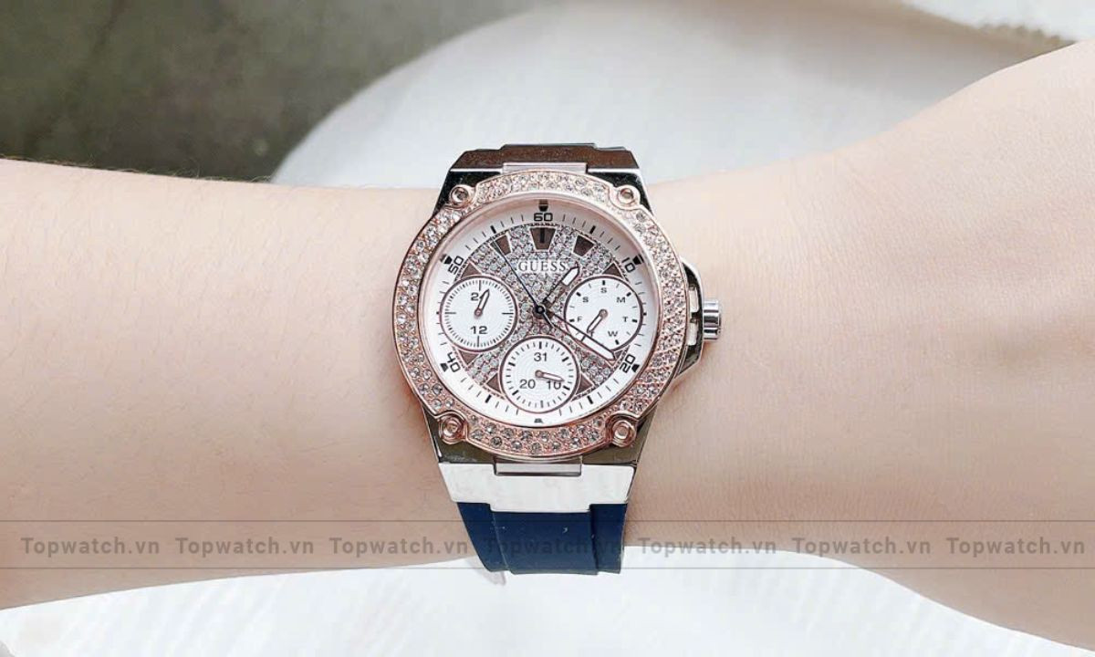 Đồng hồ Guess Quartz W1291L2 với mặt số đa chức năng và dây silicone xanh navy cá tính