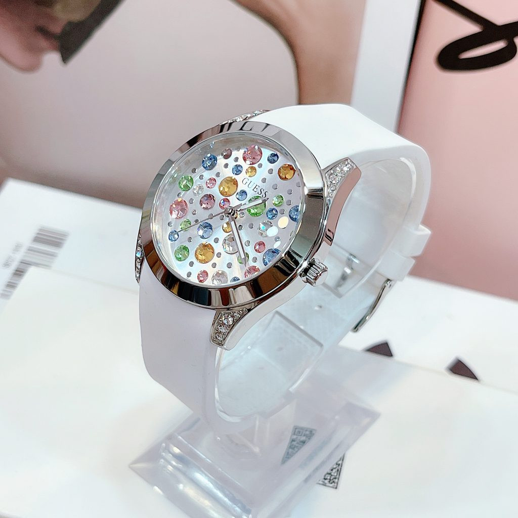 Tổng quan đồng hồ Guess nữ chính hãng màu trắng trên tay người dùng