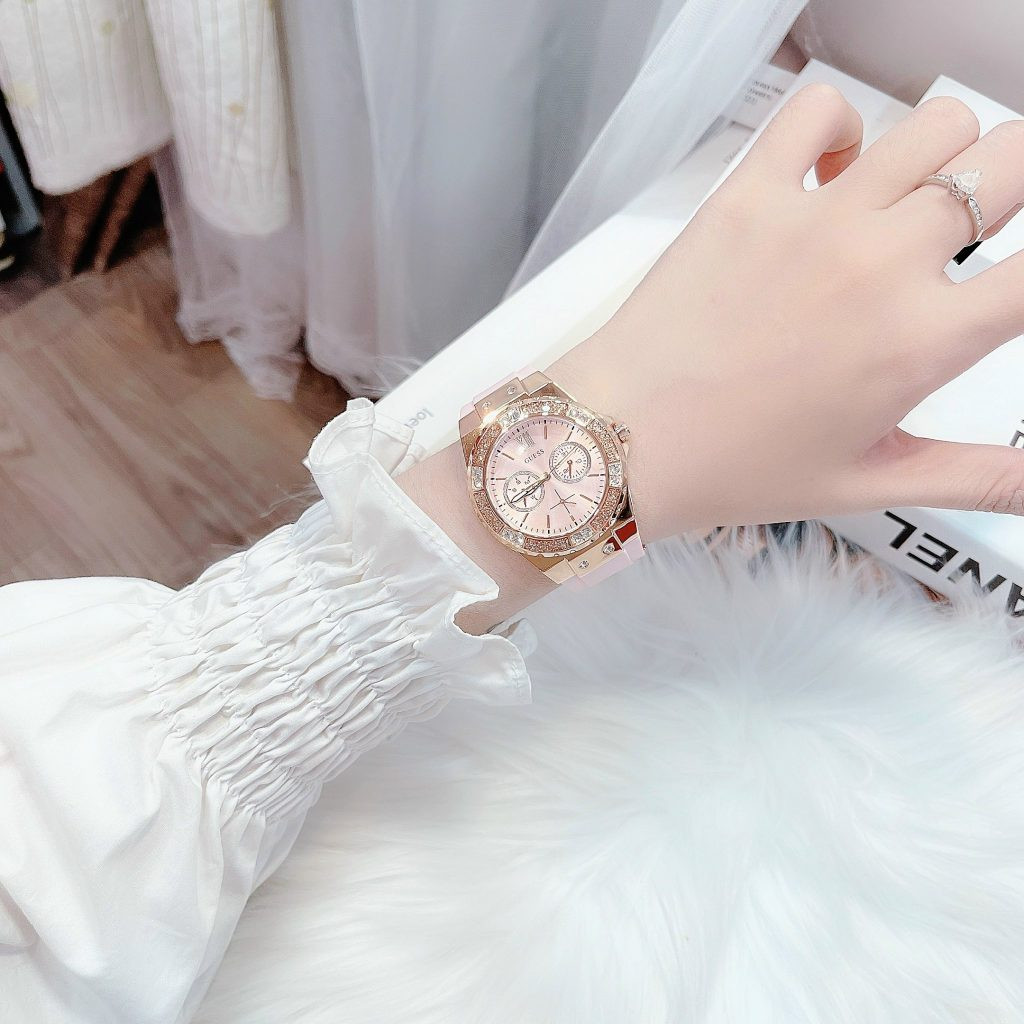 Đồng hồ nữ Guess màu hồng với dây cao su năng động