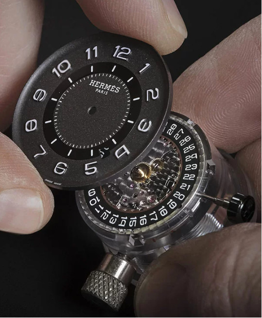 Mặt đồng hồ Hermes tinh giản, với chất lượng Swiss Made, khẳng định đẳng cấp chế tác từ Thụy Sĩ.