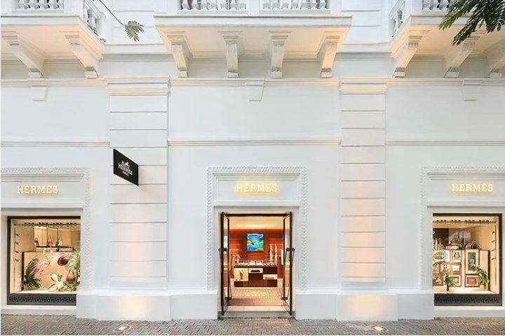 Đồng hồ Hermes trên cổ tay, thể hiện sự pha trộn tinh hoa chế tác Pháp và Thụy Sĩ.