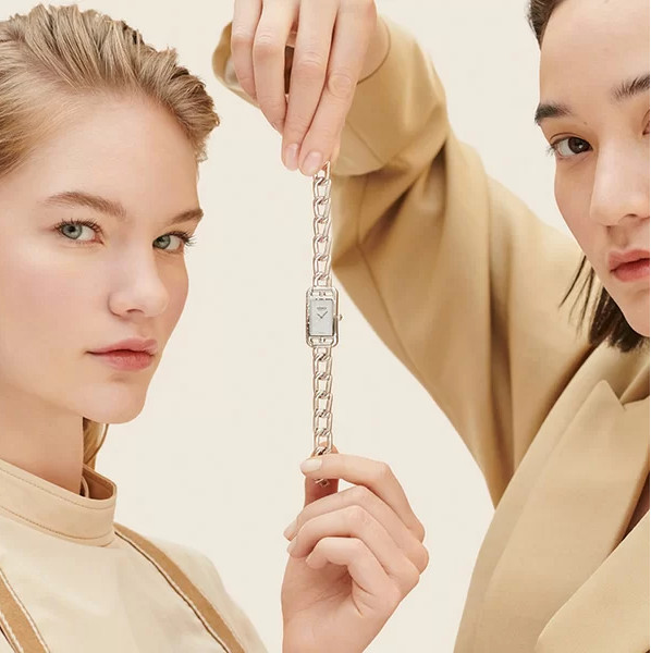 Chi tiết bộ máy đồng hồ Hermes, minh chứng cho công nghệ sản xuất đồng hồ chuẩn Thụy Sĩ.