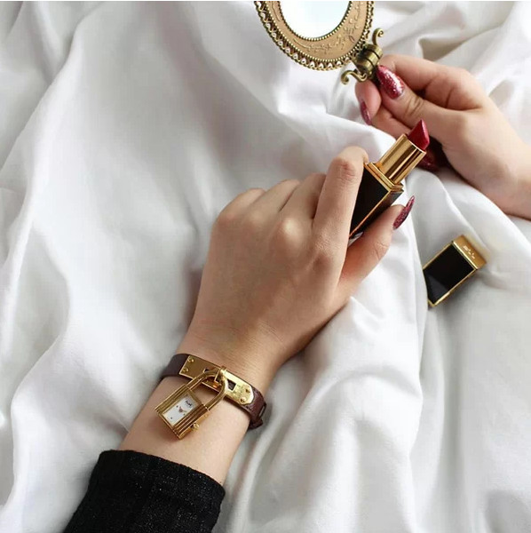 Đồng hồ Hermes Kelly với thiết kế ổ khóa độc đáo, một biểu tượng thời trang đẳng cấp của thương hiệu.