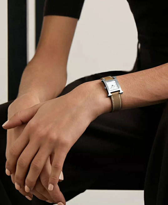 Đồng hồ Hermes Heure H mặt chữ H đặc trưng, thể hiện sự sáng tạo trong thiết kế của hãng.