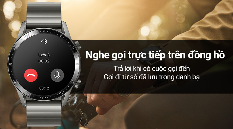 Người dùng thực hiện cuộc gọi qua đồng hồ thông minh Huawei Watch GT2 46mm, thể hiện tính năng gọi điện trực tiếp