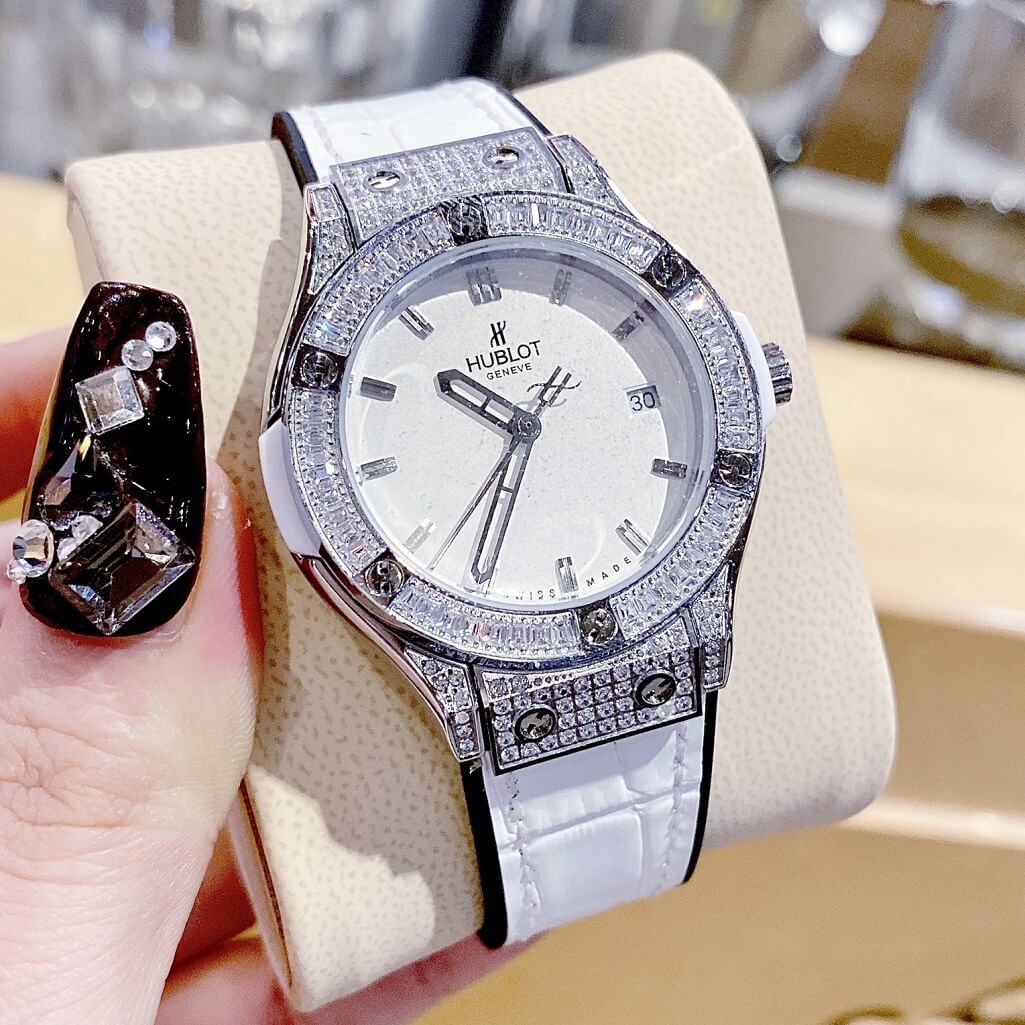 Đồng Hồ Hublot Nữ Dây Da: Tuyên Ngôn Phong Cách và Đẳng Cấp Vượt Thời Gian