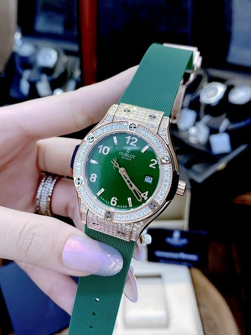 Đồng hồ Hublot dây cao su màu xanh lá cá tính
