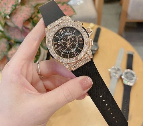 Đồng hồ Hublot dây cao su đính đá sang trọng