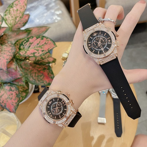 Dây cao su đồng hồ Hublot màu đen làm nổi bật thiết kế đính đá