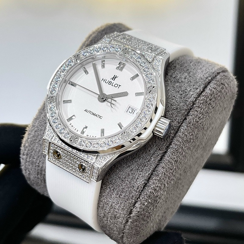 Kiểm tra mã seri và chứng nhận để xác định đồng hồ Hublot đính kim cương chính hãng.