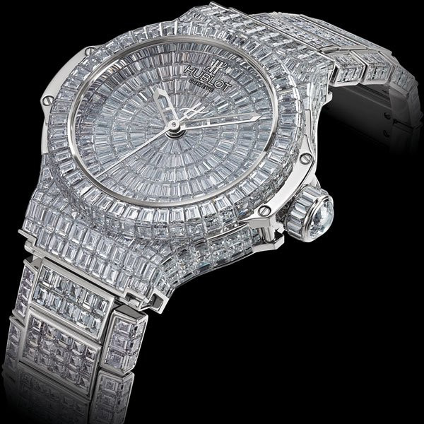 Đồng hồ Hublot đính kim cương, tượng trưng cho một khoản đầu tư giá trị trong bộ sưu tập cá nhân.