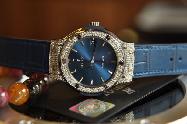 Chuyên gia đang bảo dưỡng đồng hồ Hublot đính kim cương, đảm bảo hiệu suất và độ chính xác tối ưu.