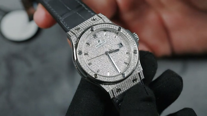Quy trình chăm sóc và bảo quản đồng hồ Hublot đính kim cương, đảm bảo độ bền và vẻ đẹp vượt thời gian.