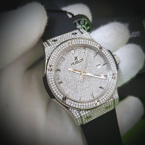 Đồng hồ Hublot đính kim cương mặt số lấp lánh trên cổ tay, thể hiện sự sang trọng và vẻ đẹp đẳng cấp.