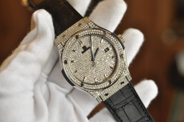 Mặt kính sapphire chống trầy xước của đồng hồ Hublot đính kim cương, sáng bóng và bền bỉ theo thời gian.