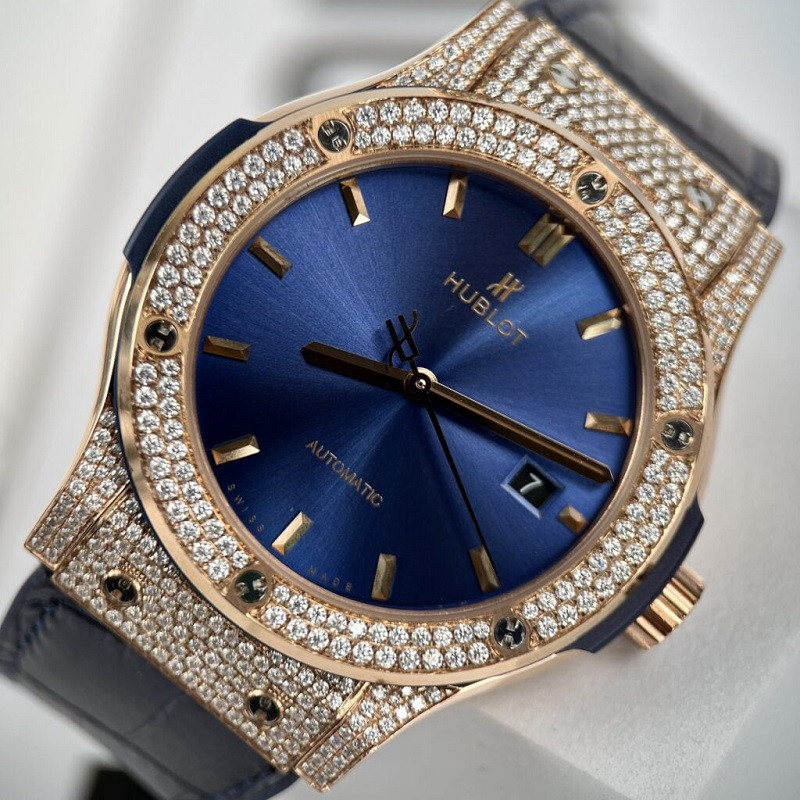 Cận cảnh bộ máy cơ khí tự động được gia công hoàn hảo bên trong đồng hồ Hublot đính kim cương.