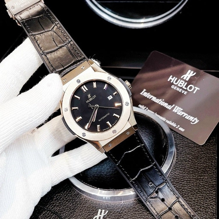Đồng hồ Hublot giá 2 triệu với mặt kính Sapphire chống trầy xước
