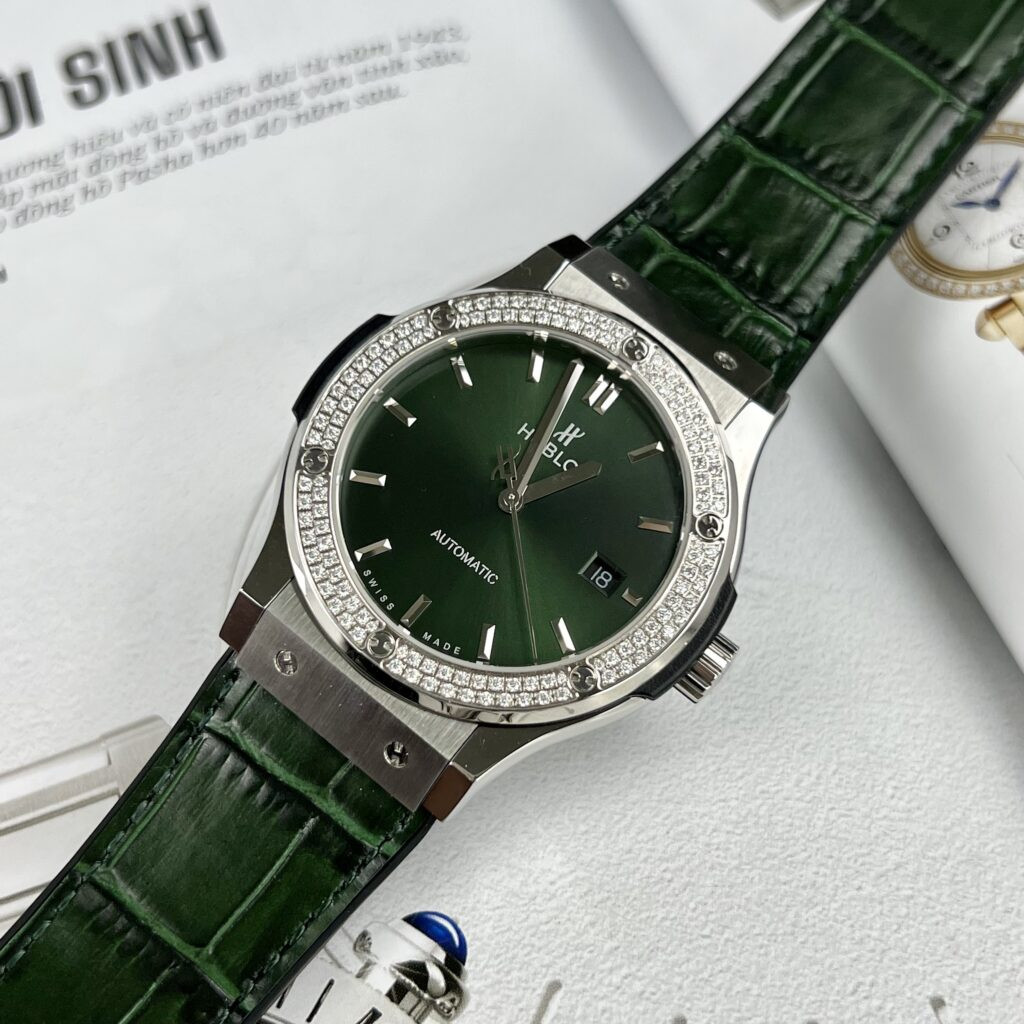 Cận cảnh mặt đồng hồ Hublot nam độ kim cương Moissanite tinh xảo