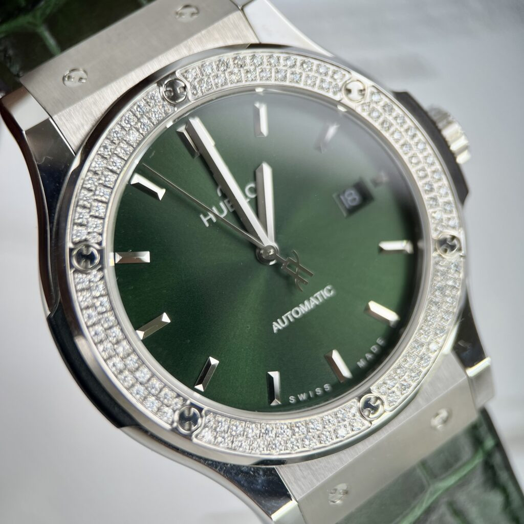Đồng hồ Hublot nam màu xanh lá cây với viền kim cương sang trọng