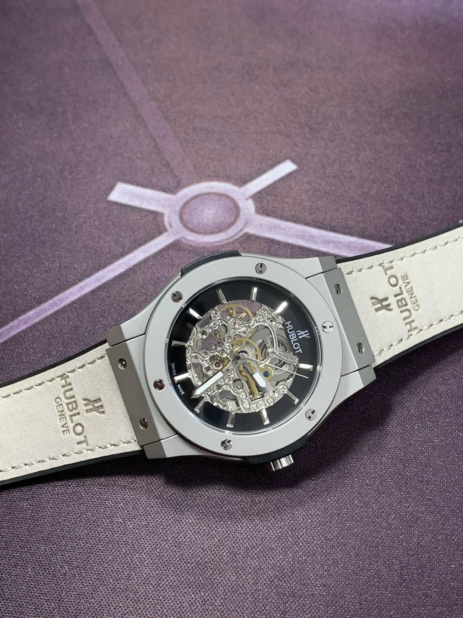 Đồng hồ Hublot Automatic nam dây cao su màu xám, thiết kế năng động và bền bỉ.