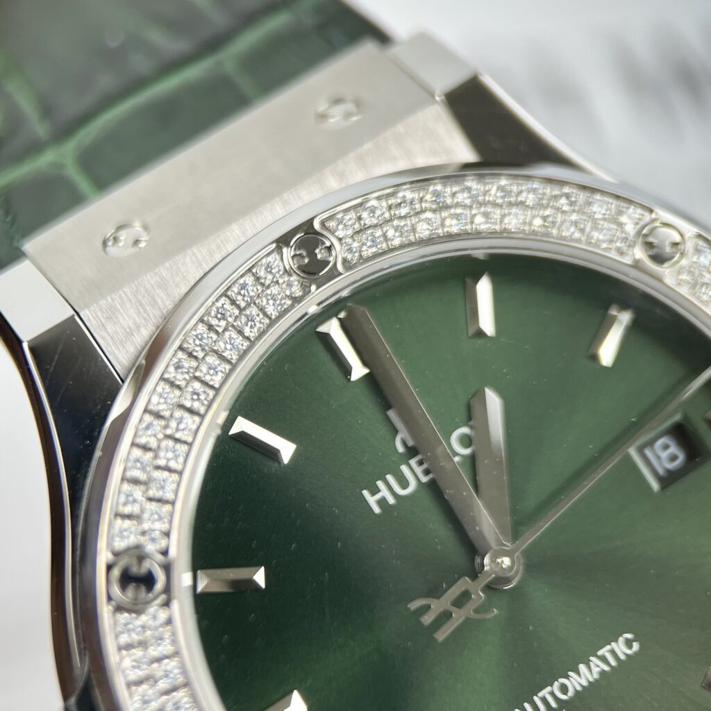 Tổng thể đồng hồ nam màu xanh lá cây của Hublot nổi bật
