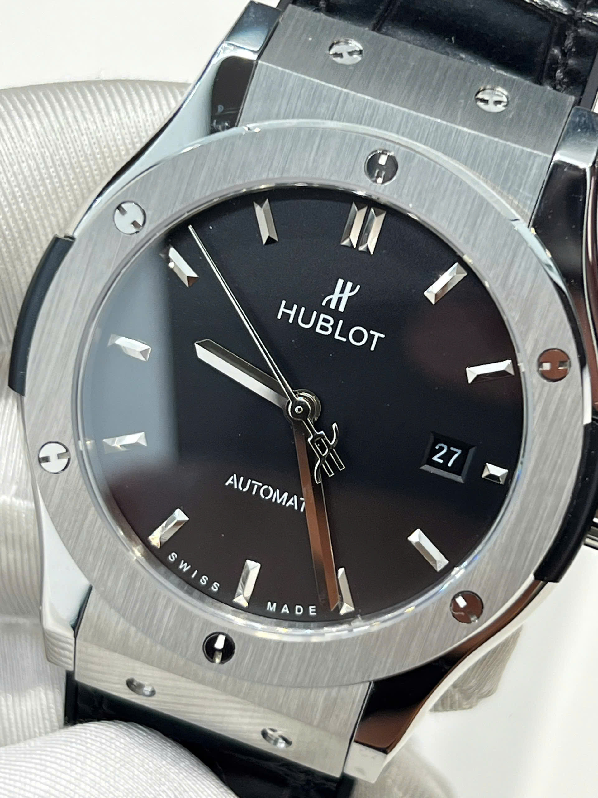 Hublot nam máy cơ với thiết kế tinh xảo và các chi tiết sắc nét